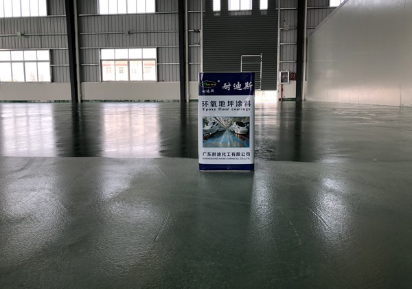 淺談環(huán)氧地坪漆施工中涂層表面常出現(xiàn)的問題與解決方法