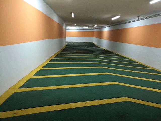 環(huán)氧無震動(dòng)防滑坡道的工藝方案